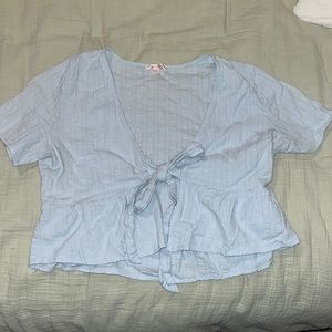 Lottie Moss cropped tie-front baby blue shirt!